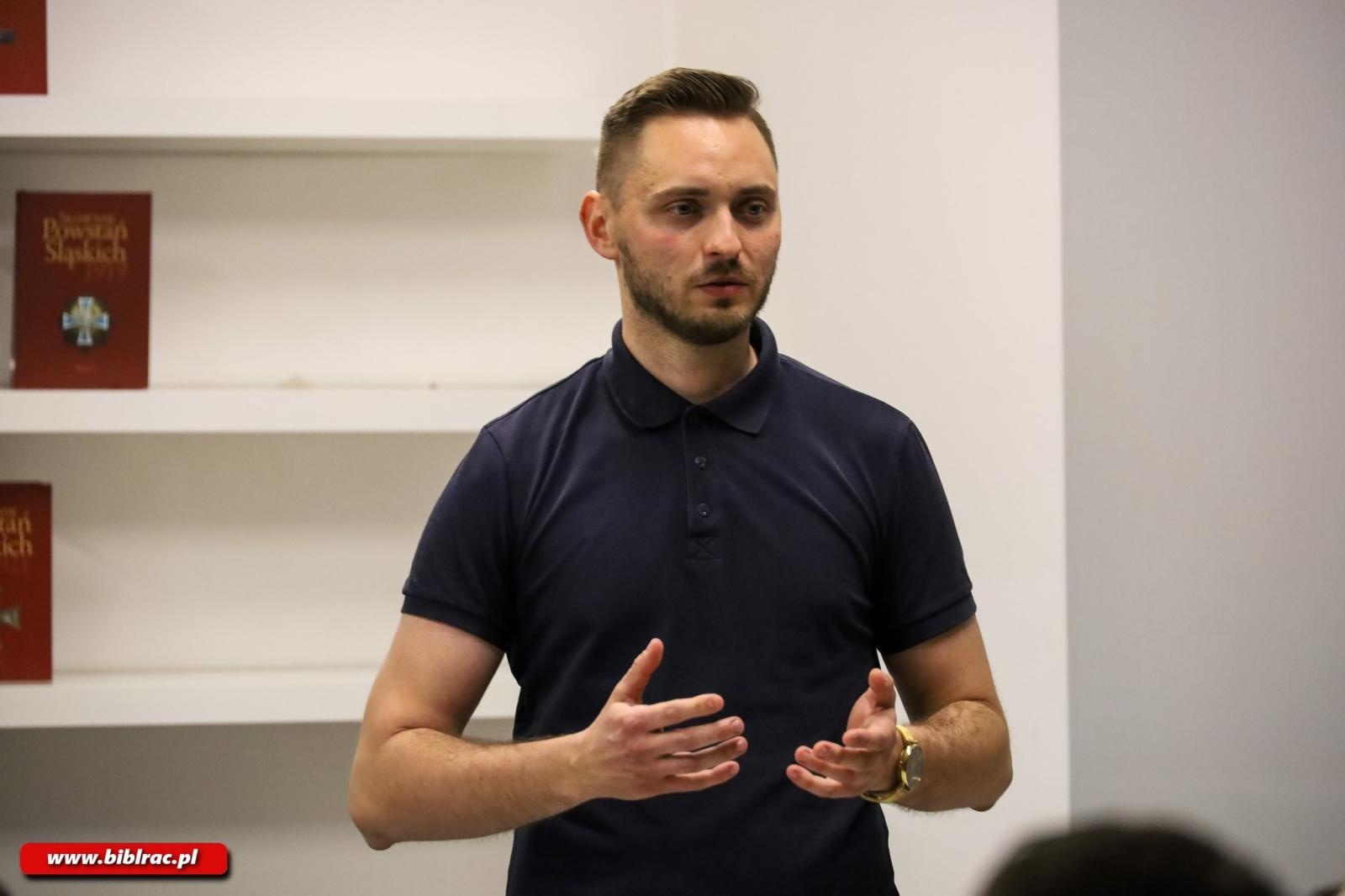 Zdjęcie w galerii na portalu naszraciborz.pl: Spotkanie z Mateuszem Paszendą w bibliotece wiadomości z regionu