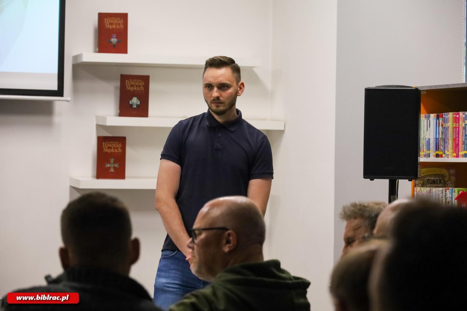 Zdjęcie w galerii na portalu naszraciborz.pl: Spotkanie z Mateuszem Paszendą w bibliotece wiadomości z regionu