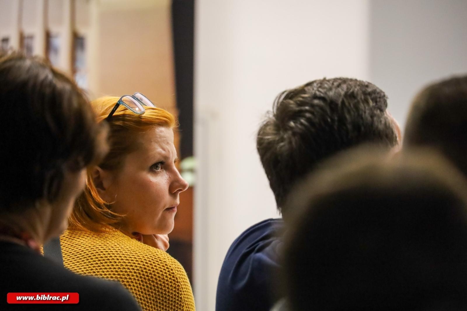 Zdjęcie w galerii na portalu naszraciborz.pl: Spotkanie z Mateuszem Paszendą w bibliotece wiadomości z regionu