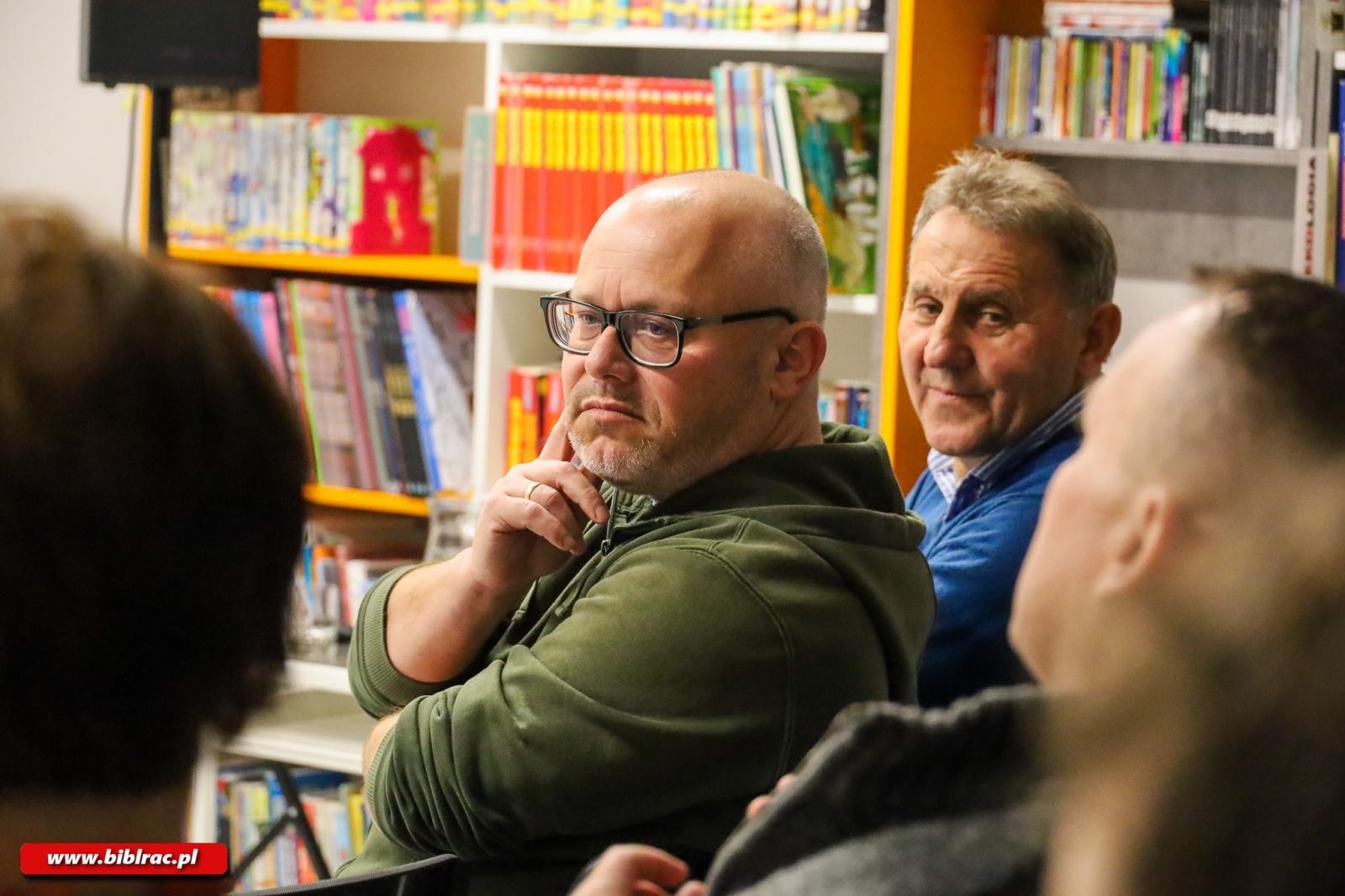Zdjęcie w galerii na portalu naszraciborz.pl: Spotkanie z Mateuszem Paszendą w bibliotece wiadomości z regionu