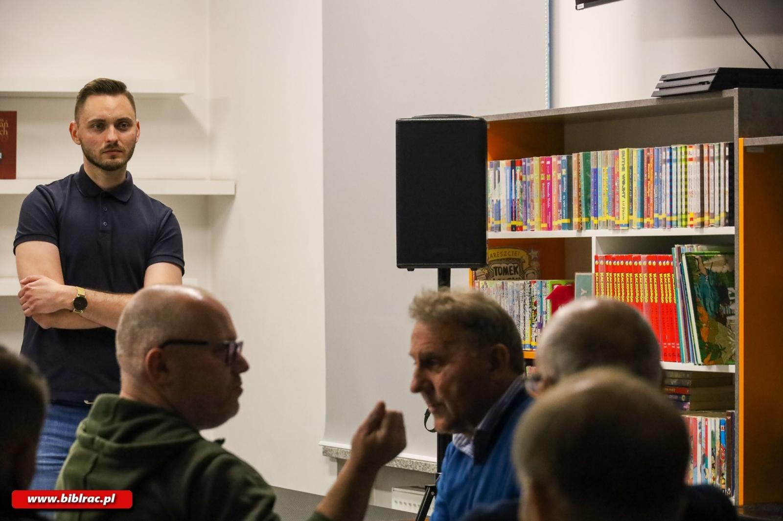 Zdjęcie w galerii na portalu naszraciborz.pl: Spotkanie z Mateuszem Paszendą w bibliotece wiadomości z regionu