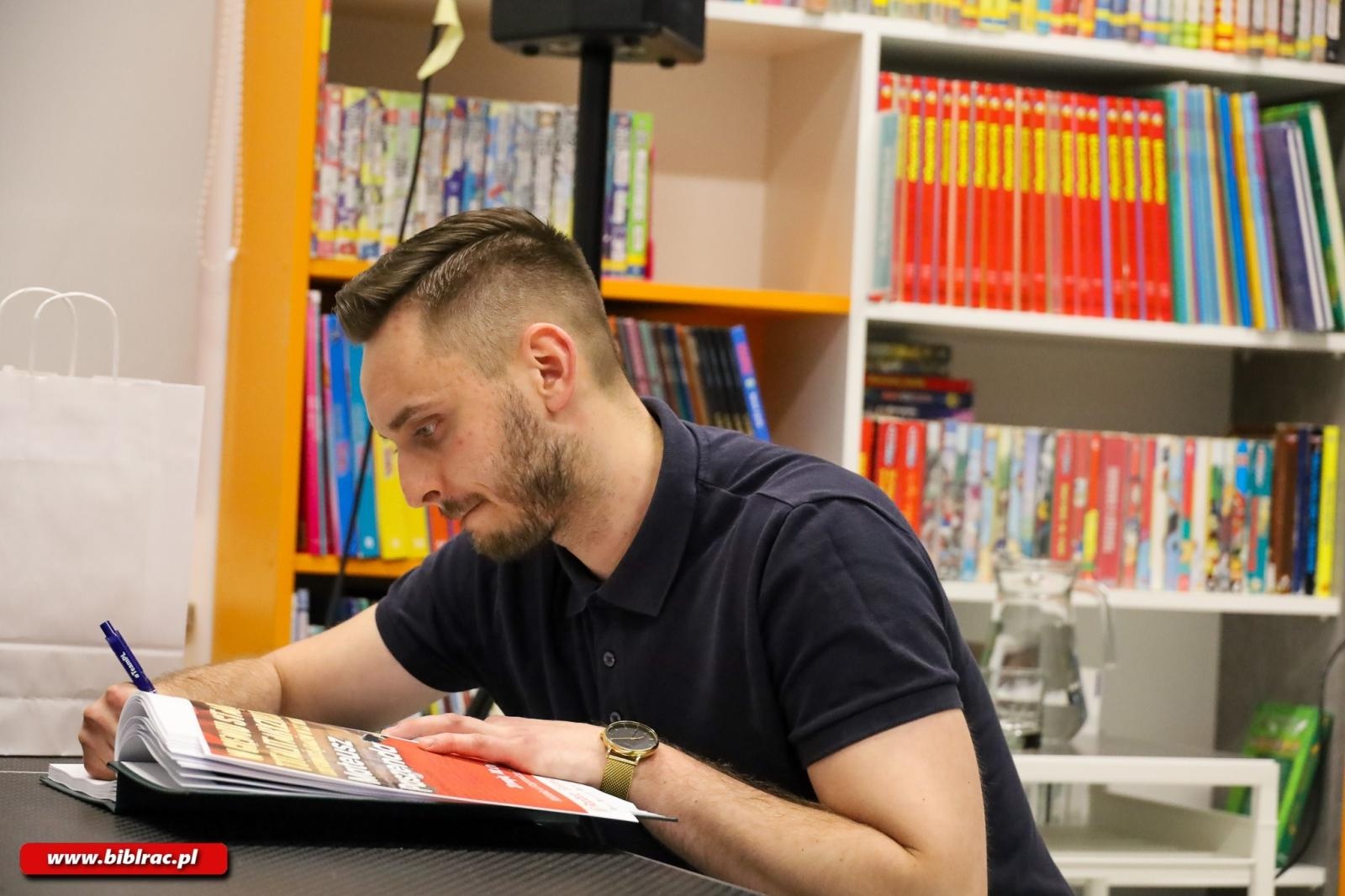 Zdjęcie w galerii na portalu naszraciborz.pl: Spotkanie z Mateuszem Paszendą w bibliotece wiadomości z regionu