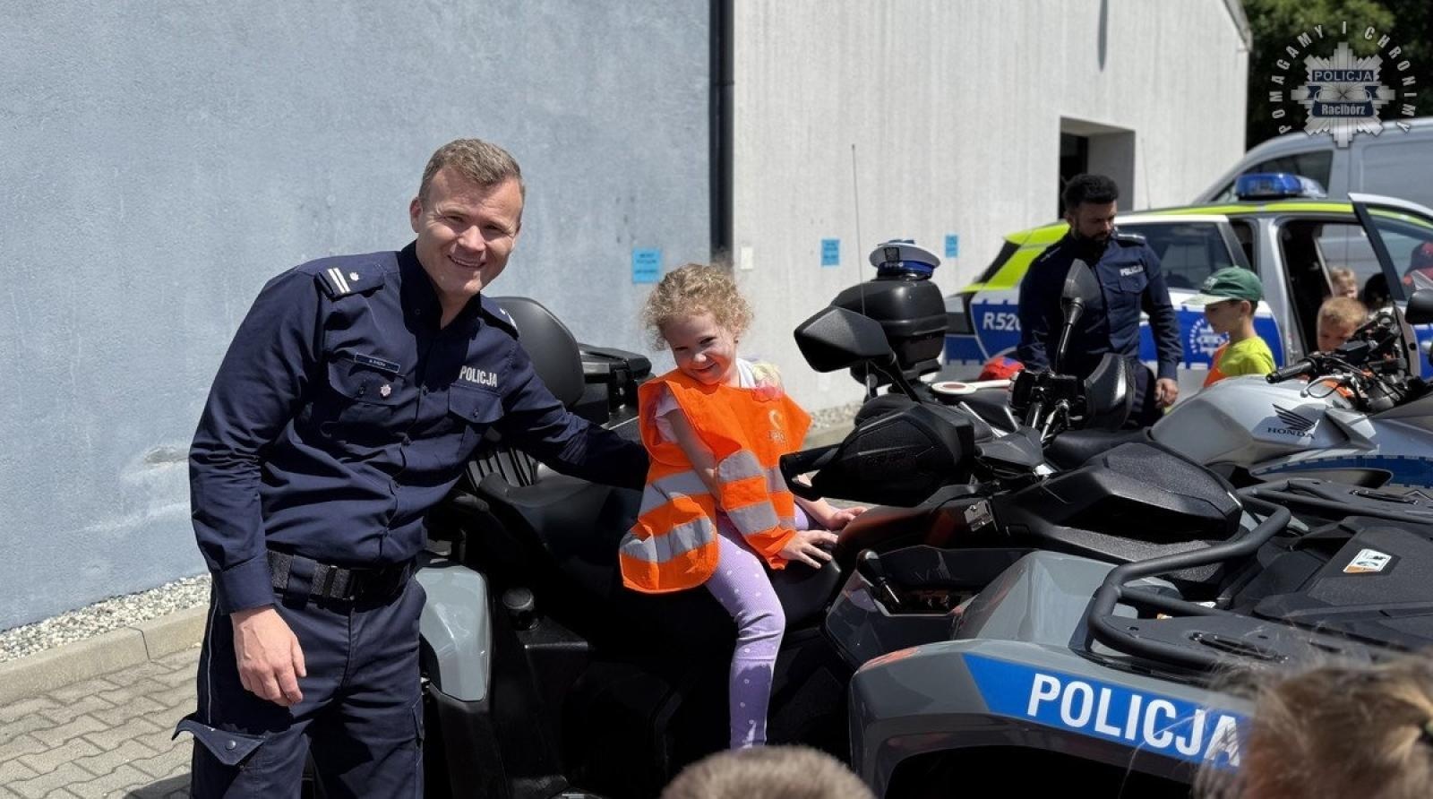 Zdjęcie w galerii na portalu naszraciborz.pl: Przedszkolaki z Radlina z wizytą w Komendzie Policji w Raciborzu wiadomości z regionu