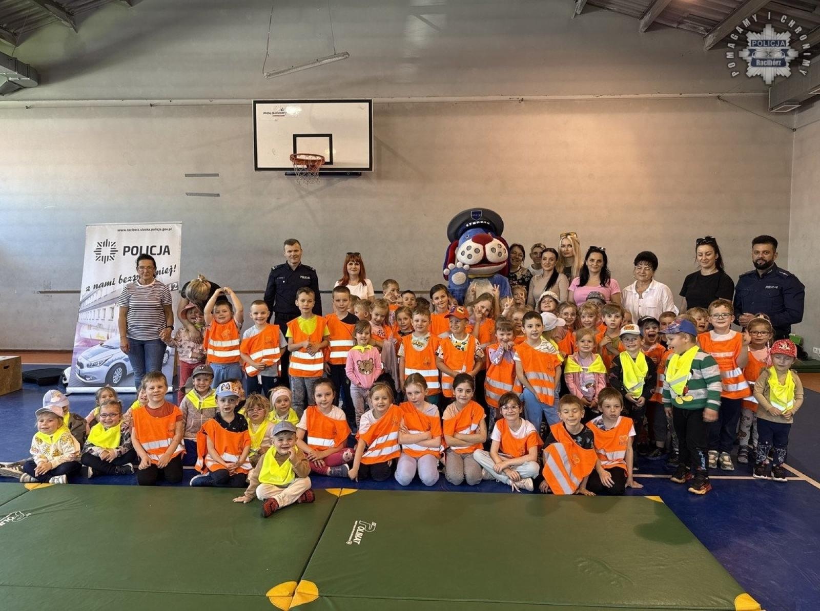 Zdjęcie w galerii na portalu naszraciborz.pl: Przedszkolaki z Radlina z wizytą w Komendzie Policji w Raciborzu wiadomości z regionu
