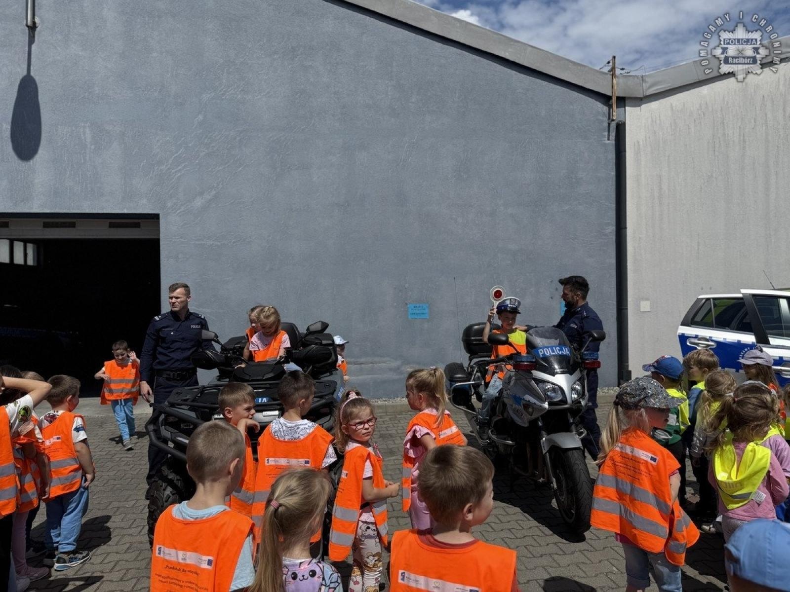 Zdjęcie w galerii na portalu naszraciborz.pl: Przedszkolaki z Radlina z wizytą w Komendzie Policji w Raciborzu wiadomości z regionu
