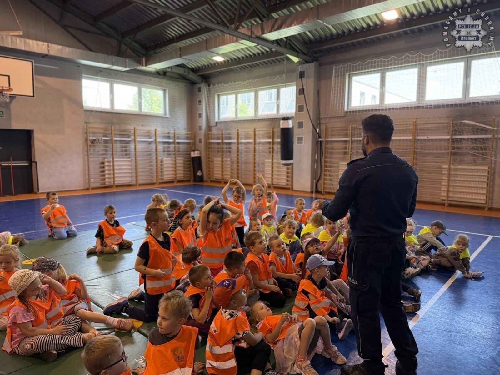 Zdjęcie w galerii na portalu naszraciborz.pl: Przedszkolaki z Radlina z wizytą w Komendzie Policji w Raciborzu wiadomości z regionu