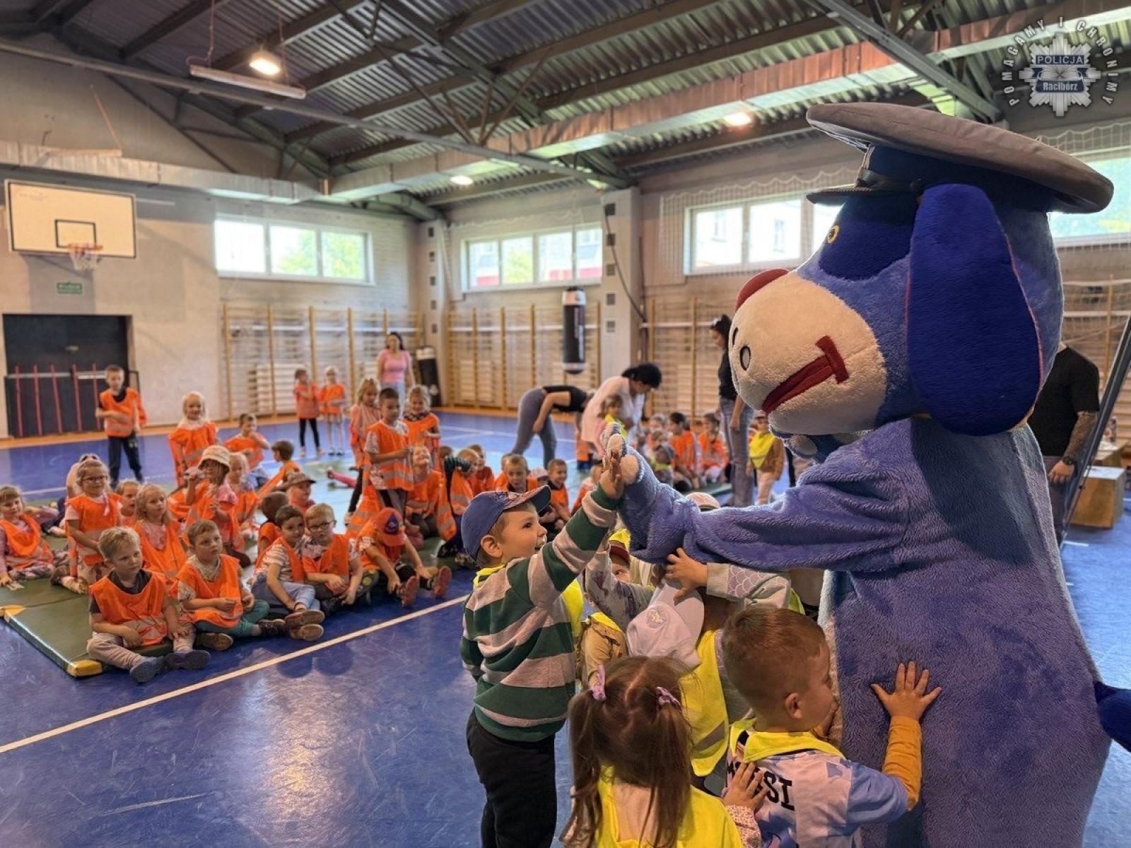 Zdjęcie w galerii na portalu naszraciborz.pl: Przedszkolaki z Radlina z wizytą w Komendzie Policji w Raciborzu wiadomości z regionu