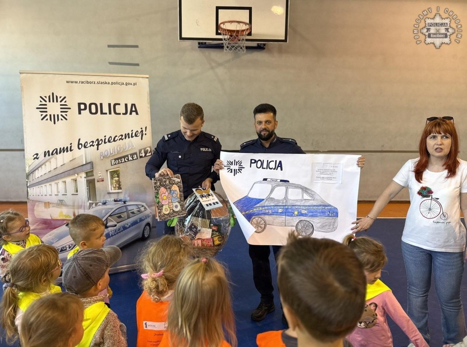 Zdjęcie w galerii na portalu naszraciborz.pl: Przedszkolaki z Radlina z wizytą w Komendzie Policji w Raciborzu wiadomości z regionu