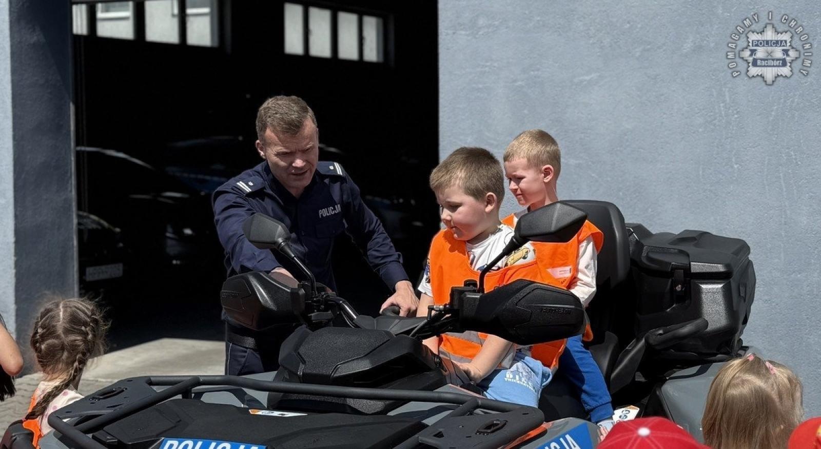 Zdjęcie w galerii na portalu naszraciborz.pl: Przedszkolaki z Radlina z wizytą w Komendzie Policji w Raciborzu wiadomości z regionu