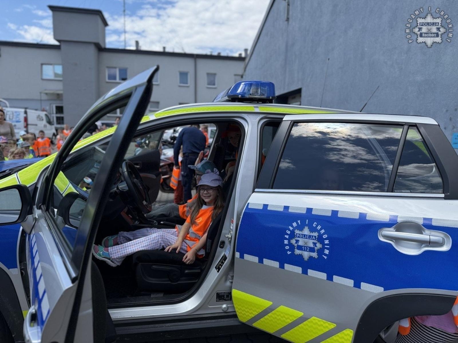 Zdjęcie w galerii na portalu naszraciborz.pl: Przedszkolaki z Radlina z wizytą w Komendzie Policji w Raciborzu wiadomości z regionu