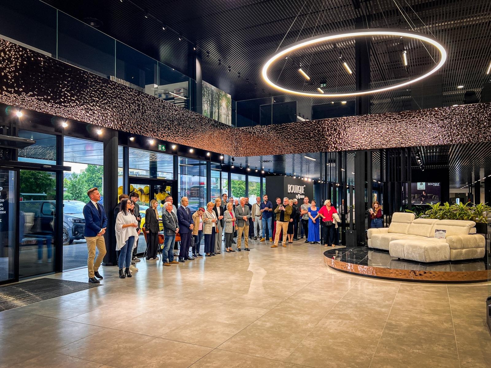 Zdjęcie w galerii na portalu naszraciborz.pl: Legenda polskiej piłki na otwarciu jednego z największych salonów meblowych w regionie. Europa Meble oficjalnie rozpoczęły działalność w Raciborzu [WIDEO] wiadomości z regionu