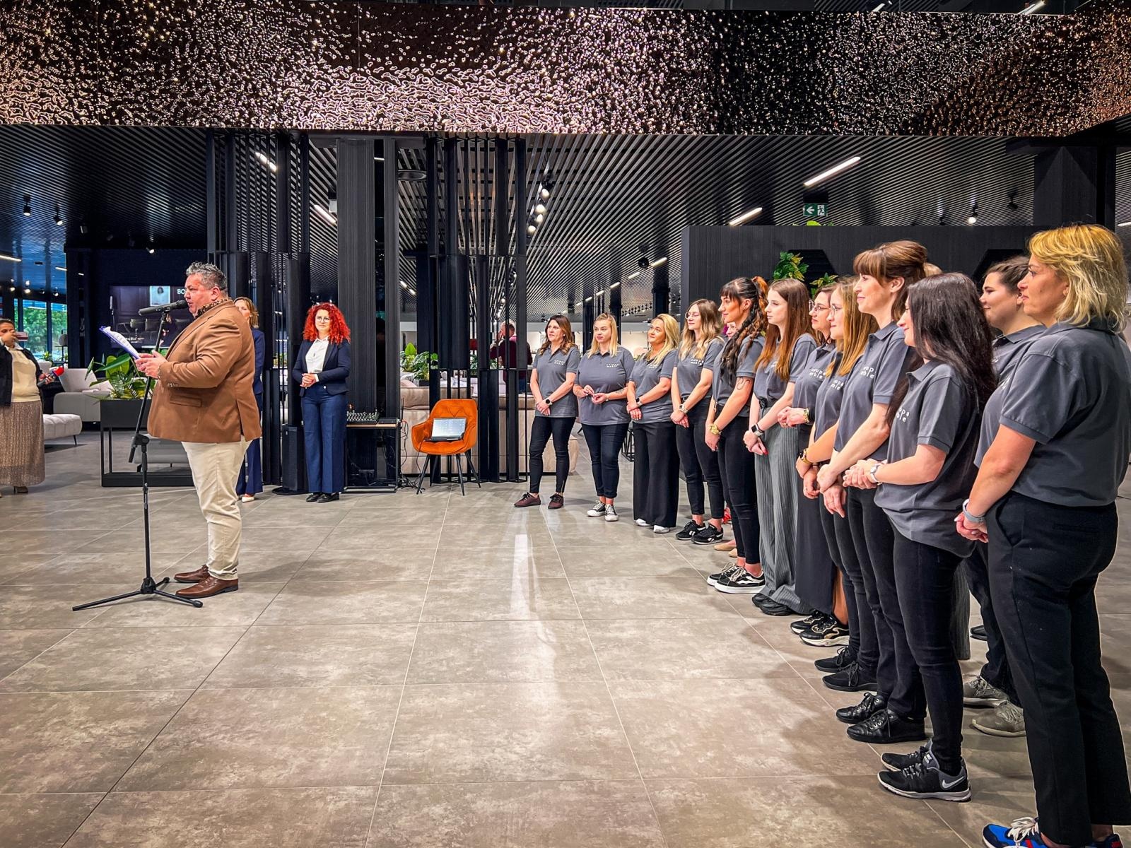 Zdjęcie w galerii na portalu naszraciborz.pl: Legenda polskiej piłki na otwarciu jednego z największych salonów meblowych w regionie. Europa Meble oficjalnie rozpoczęły działalność w Raciborzu [WIDEO] wiadomości z regionu