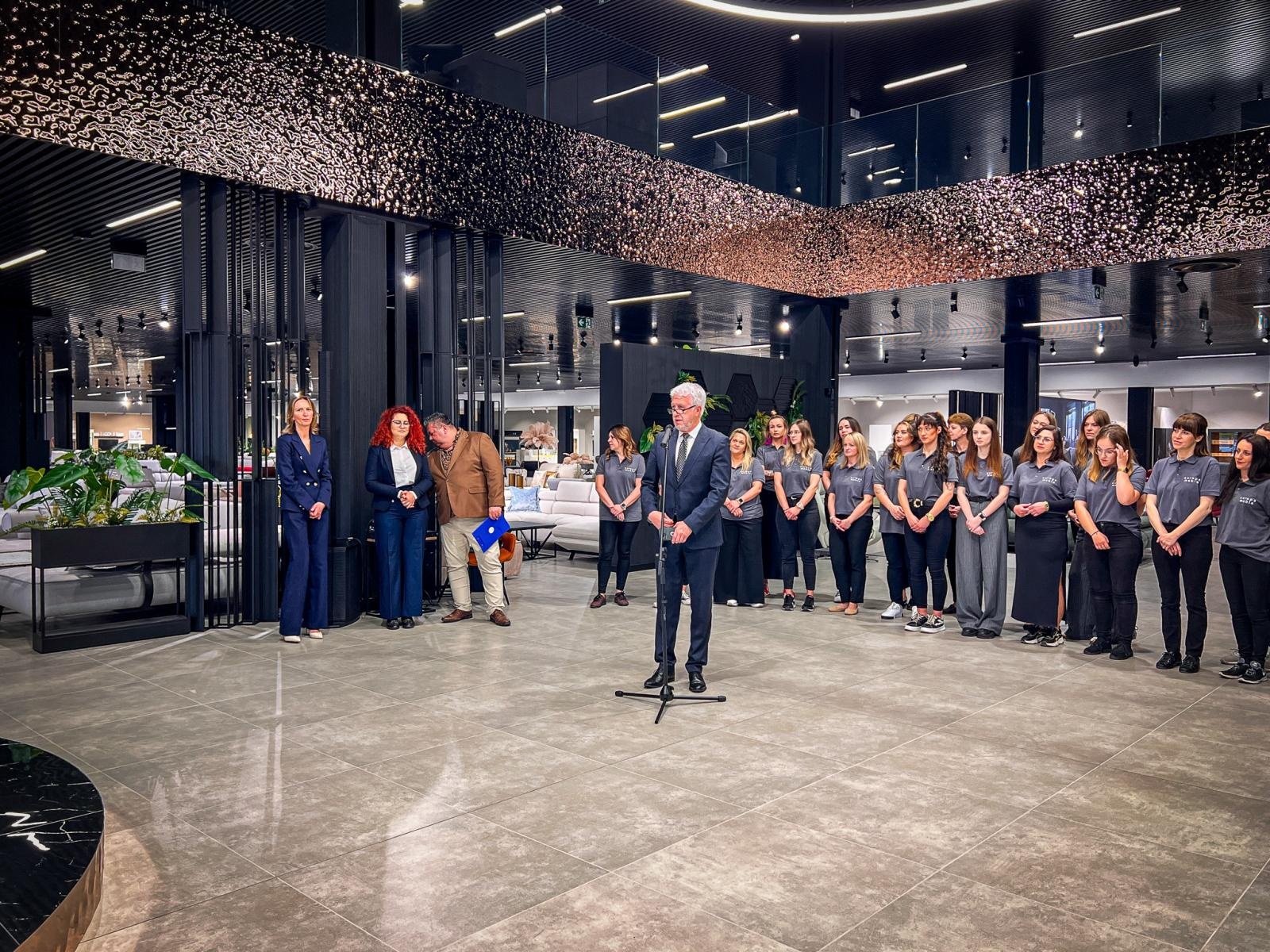 Zdjęcie w galerii na portalu naszraciborz.pl: Legenda polskiej piłki na otwarciu jednego z największych salonów meblowych w regionie. Europa Meble oficjalnie rozpoczęły działalność w Raciborzu [WIDEO] wiadomości z regionu