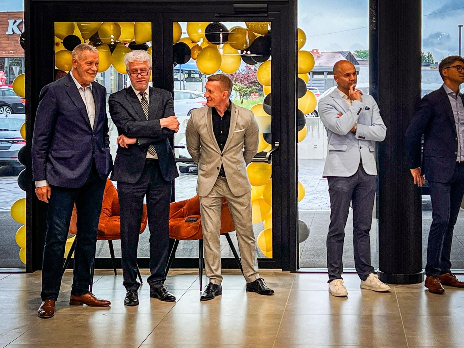 Zdjęcie w galerii na portalu naszraciborz.pl: Legenda polskiej piłki na otwarciu jednego z największych salonów meblowych w regionie. Europa Meble oficjalnie rozpoczęły działalność w Raciborzu [WIDEO] wiadomości z regionu