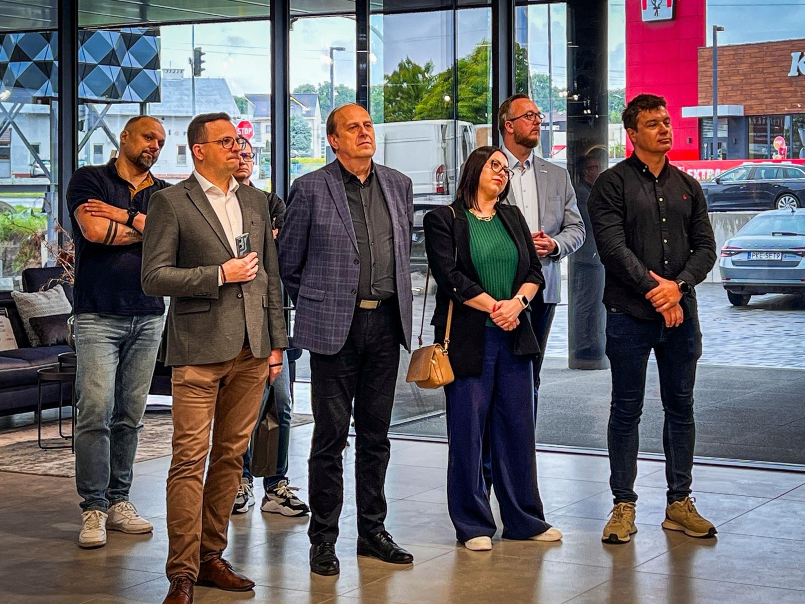 Zdjęcie w galerii na portalu naszraciborz.pl: Legenda polskiej piłki na otwarciu jednego z największych salonów meblowych w regionie. Europa Meble oficjalnie rozpoczęły działalność w Raciborzu [WIDEO] wiadomości z regionu