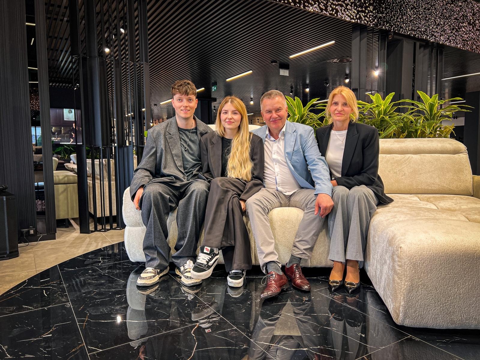 Zdjęcie w galerii na portalu naszraciborz.pl: Legenda polskiej piłki na otwarciu jednego z największych salonów meblowych w regionie. Europa Meble oficjalnie rozpoczęły działalność w Raciborzu [WIDEO] wiadomości z regionu