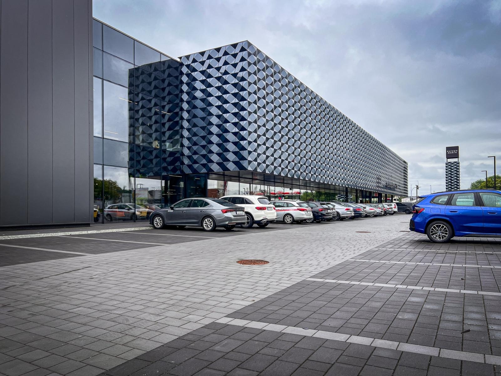 Zdjęcie w galerii na portalu naszraciborz.pl: Legenda polskiej piłki na otwarciu jednego z największych salonów meblowych w regionie. Europa Meble oficjalnie rozpoczęły działalność w Raciborzu [WIDEO] wiadomości z regionu