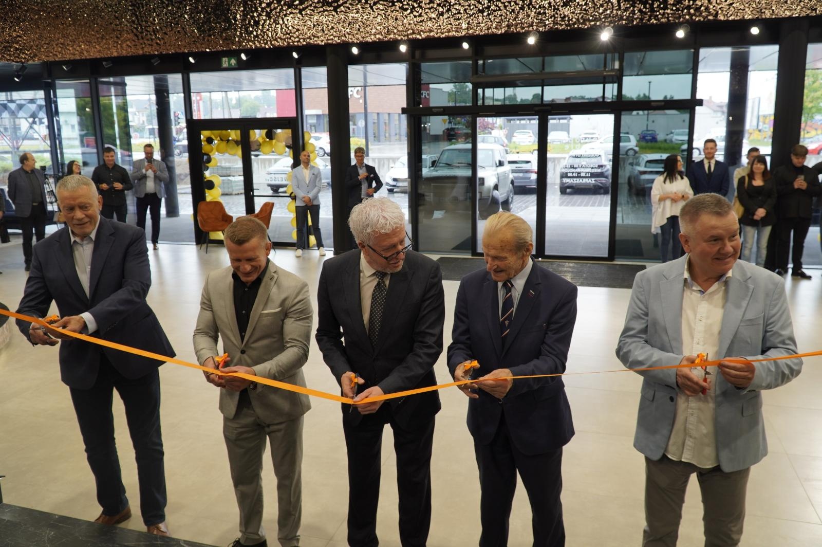 Zdjęcie w galerii na portalu naszraciborz.pl: Legenda polskiej piłki na otwarciu jednego z największych salonów meblowych w regionie. Europa Meble oficjalnie rozpoczęły działalność w Raciborzu [WIDEO] wiadomości z regionu