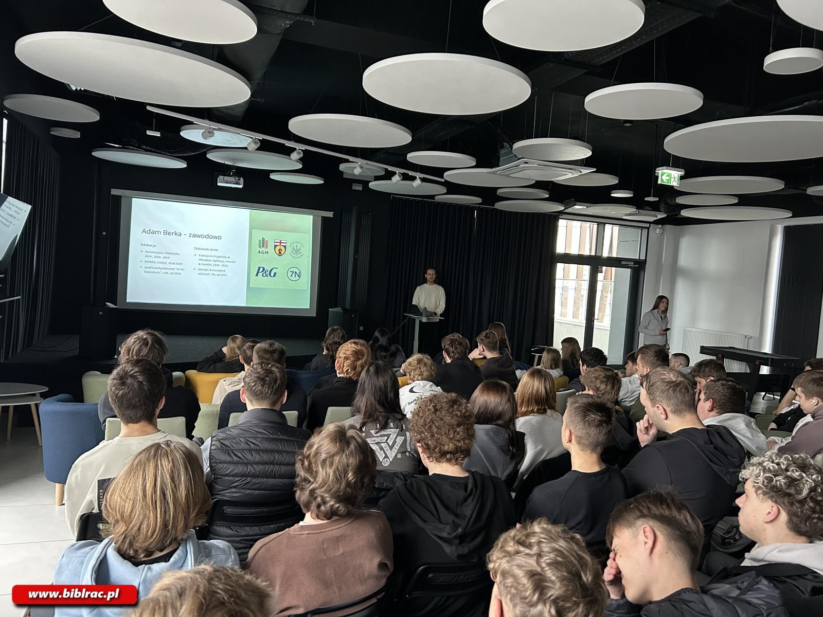 Zdjęcie w galerii na portalu naszraciborz.pl: O AI na Stacji Młodych wiadomości z regionu