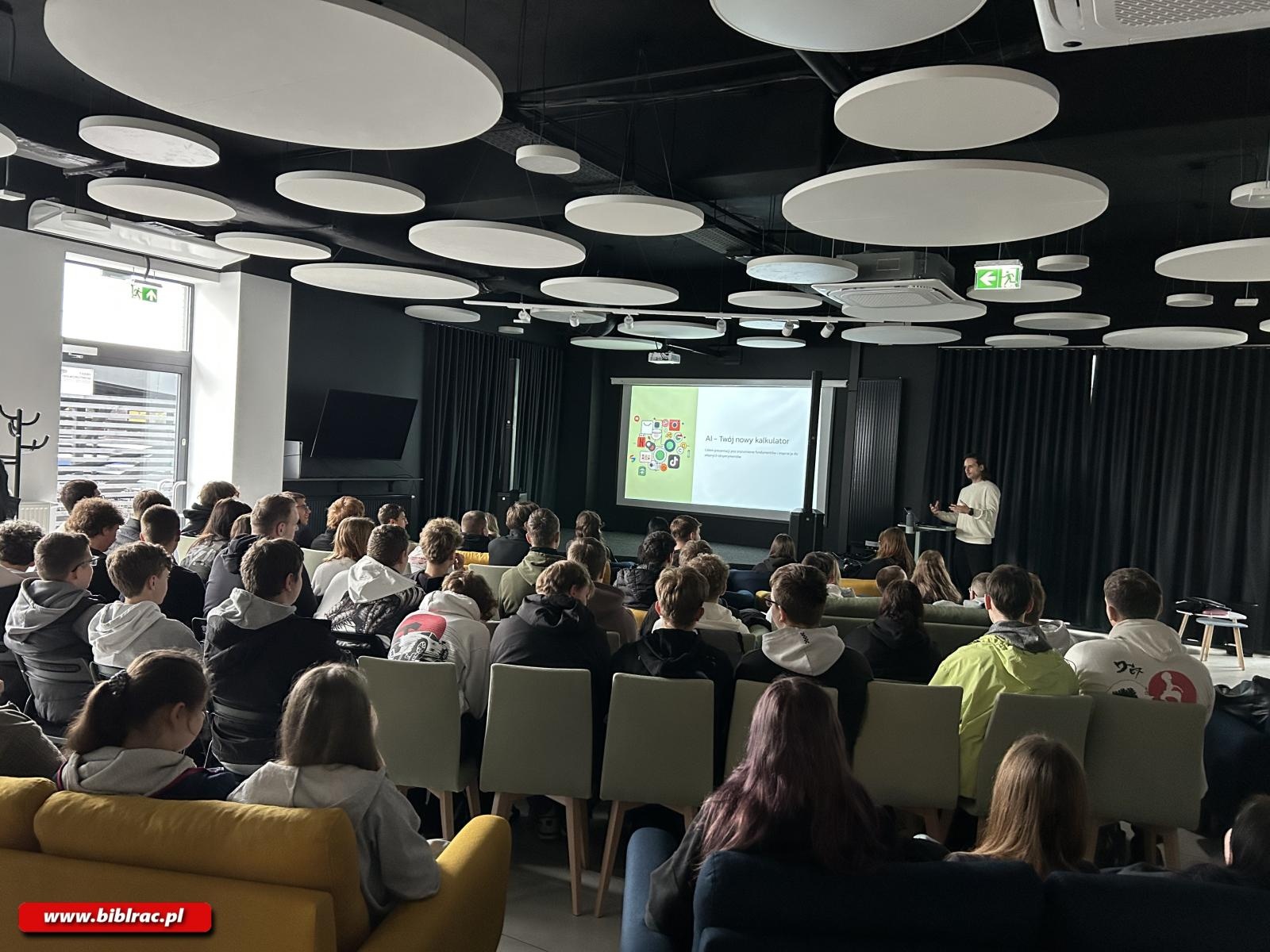 Zdjęcie w galerii na portalu naszraciborz.pl: O AI na Stacji Młodych wiadomości z regionu