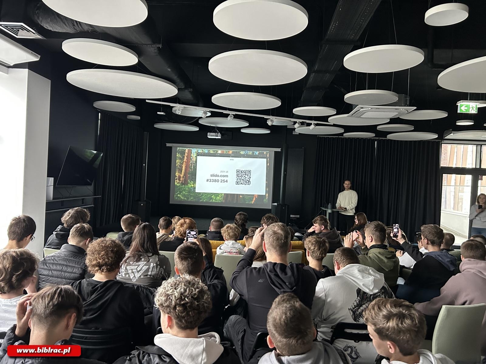 Zdjęcie w galerii na portalu naszraciborz.pl: O AI na Stacji Młodych wiadomości z regionu