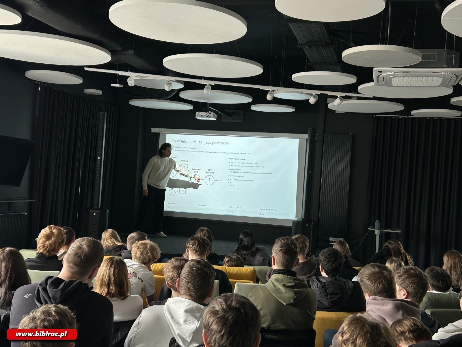 Zdjęcie w galerii na portalu naszraciborz.pl: O AI na Stacji Młodych wiadomości z regionu