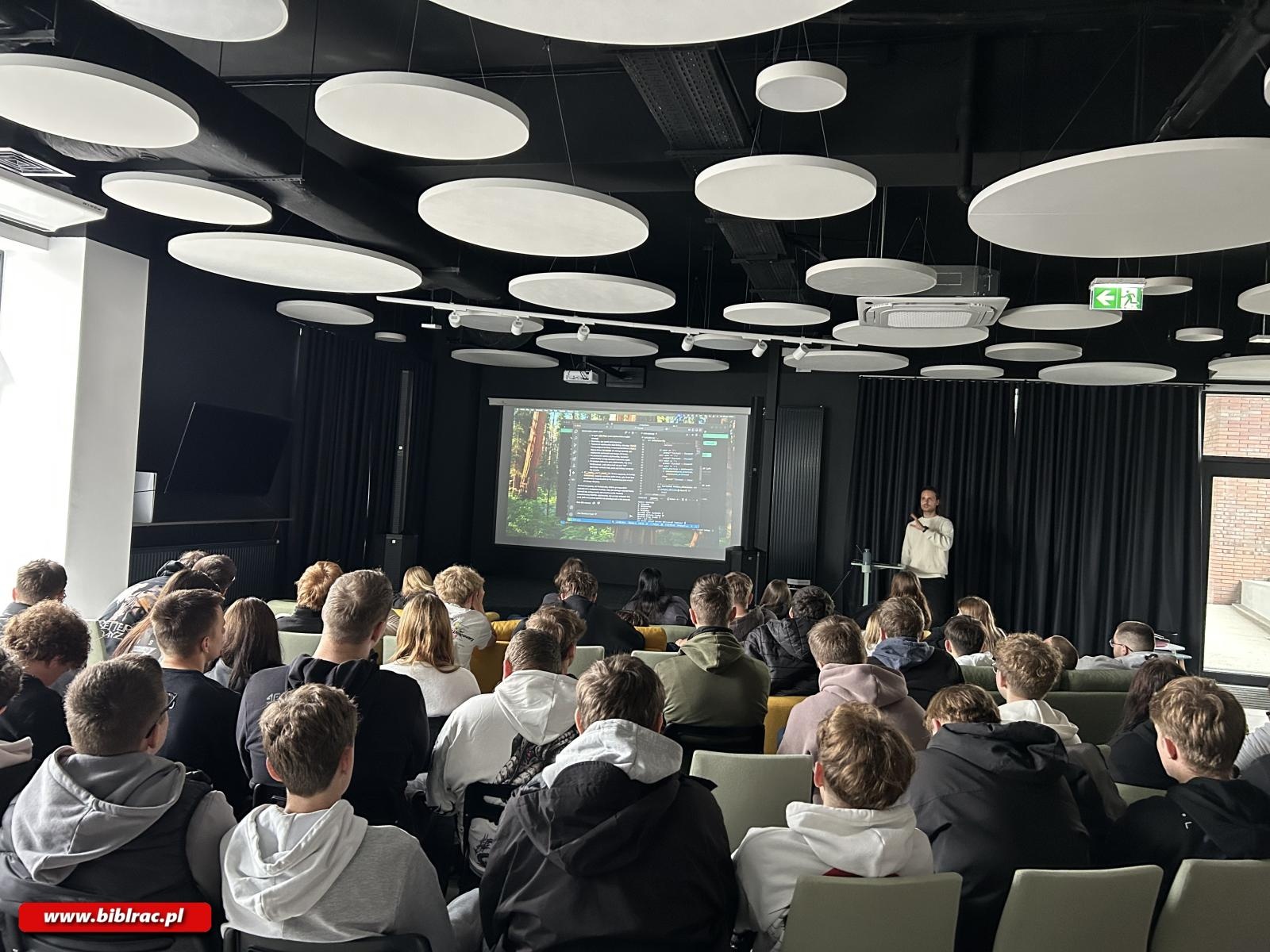 Zdjęcie w galerii na portalu naszraciborz.pl: O AI na Stacji Młodych wiadomości z regionu