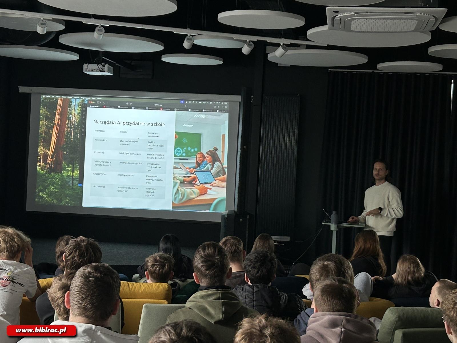 Zdjęcie w galerii na portalu naszraciborz.pl: O AI na Stacji Młodych wiadomości z regionu