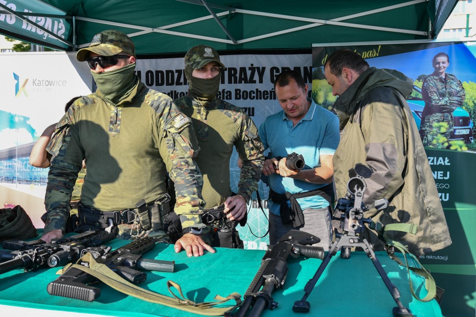 Zdjęcie w galerii na portalu naszraciborz.pl: Obchody 34. rocznicy powstania Straży Granicznej w Śląskim Oddziale z Raciborza. Z metalowym brzmieniem w tle wiadomości z regionu