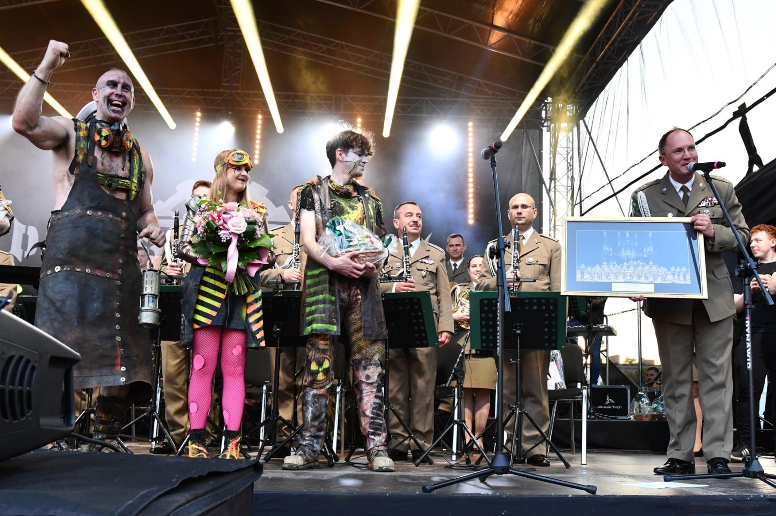 Zdjęcie w galerii na portalu naszraciborz.pl: Obchody 34. rocznicy powstania Straży Granicznej w Śląskim Oddziale z Raciborza. Z metalowym brzmieniem w tle wiadomości z regionu