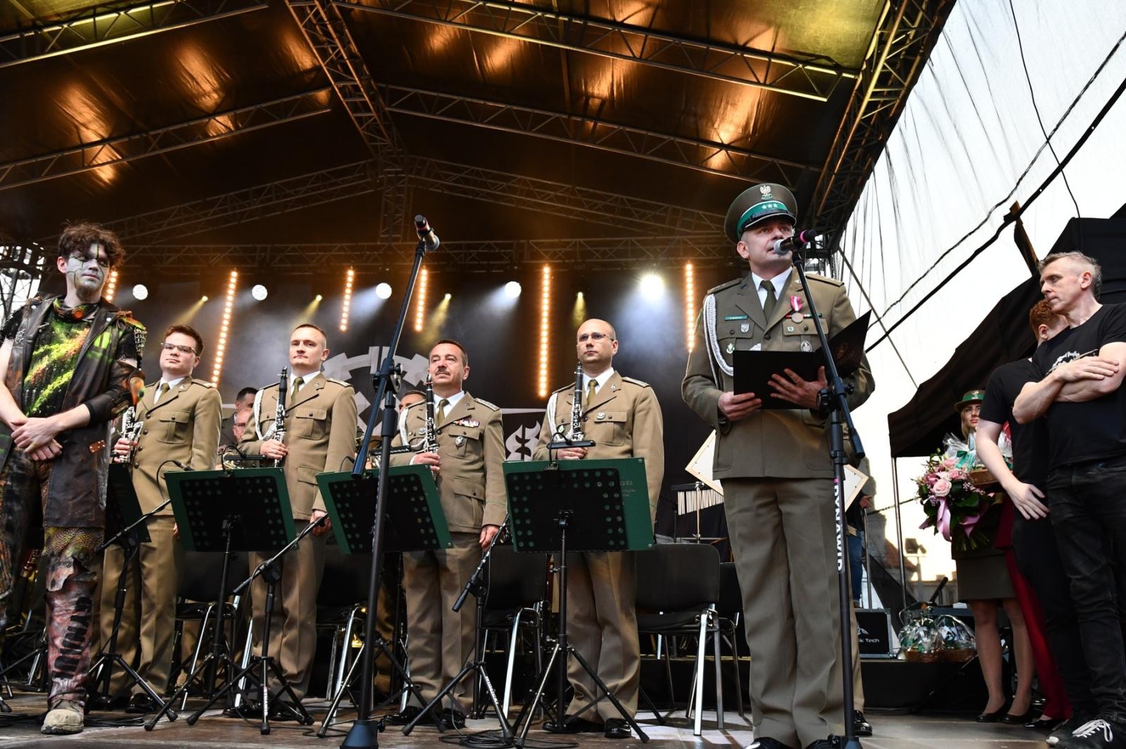 Zdjęcie w galerii na portalu naszraciborz.pl: Obchody 34. rocznicy powstania Straży Granicznej w Śląskim Oddziale z Raciborza. Z metalowym brzmieniem w tle wiadomości z regionu