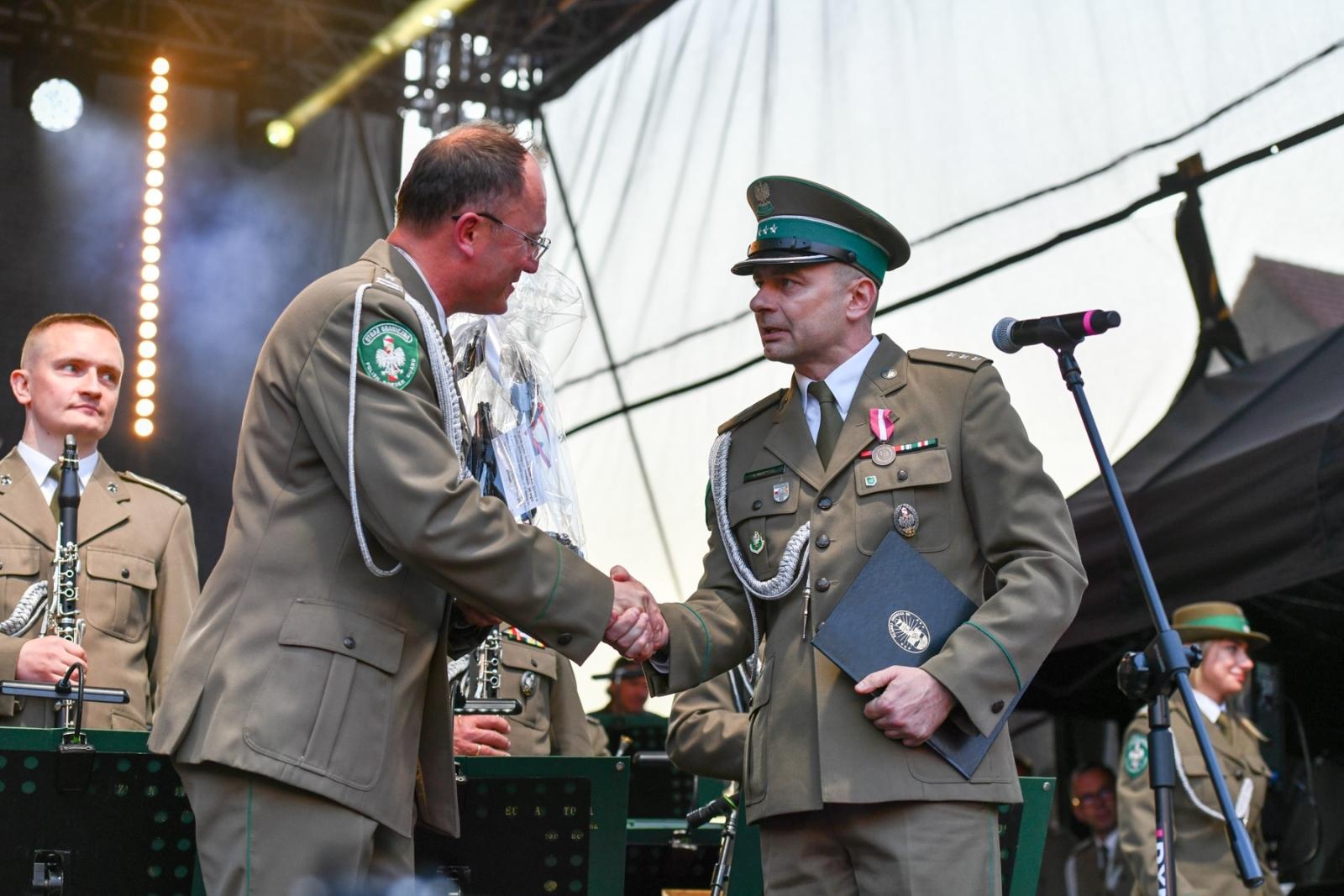 Zdjęcie w galerii na portalu naszraciborz.pl: Obchody 34. rocznicy powstania Straży Granicznej w Śląskim Oddziale z Raciborza. Z metalowym brzmieniem w tle wiadomości z regionu