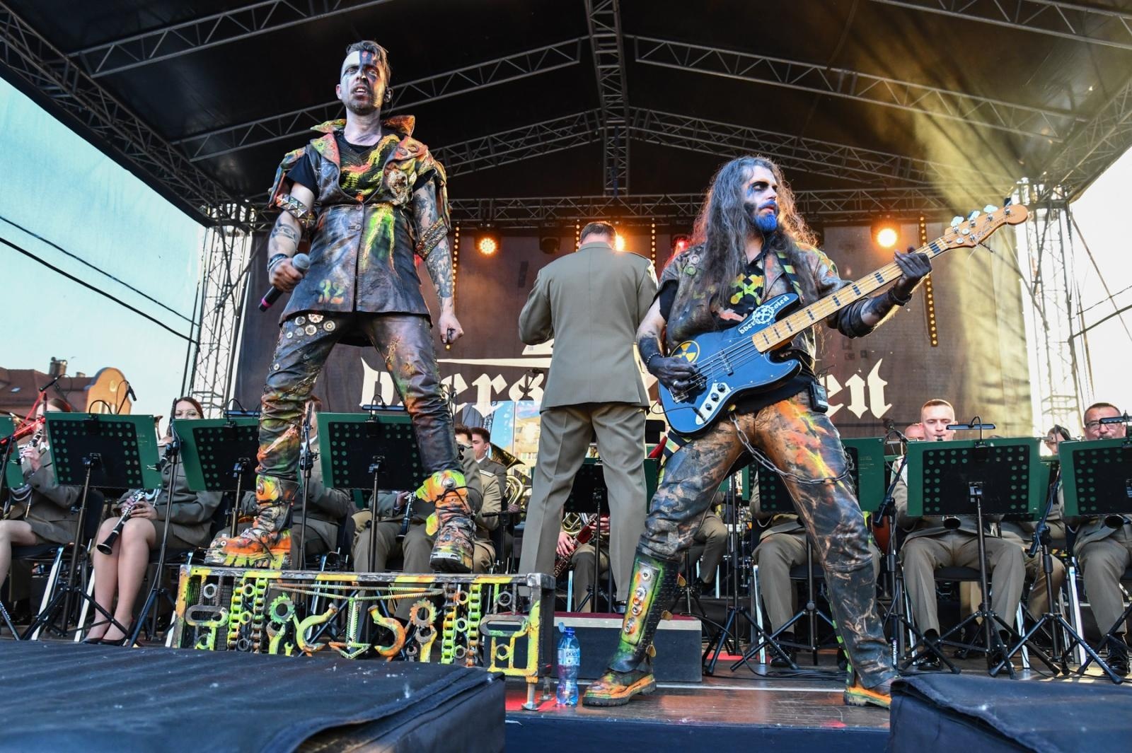 Zdjęcie w galerii na portalu naszraciborz.pl: Obchody 34. rocznicy powstania Straży Granicznej w Śląskim Oddziale z Raciborza. Z metalowym brzmieniem w tle wiadomości z regionu