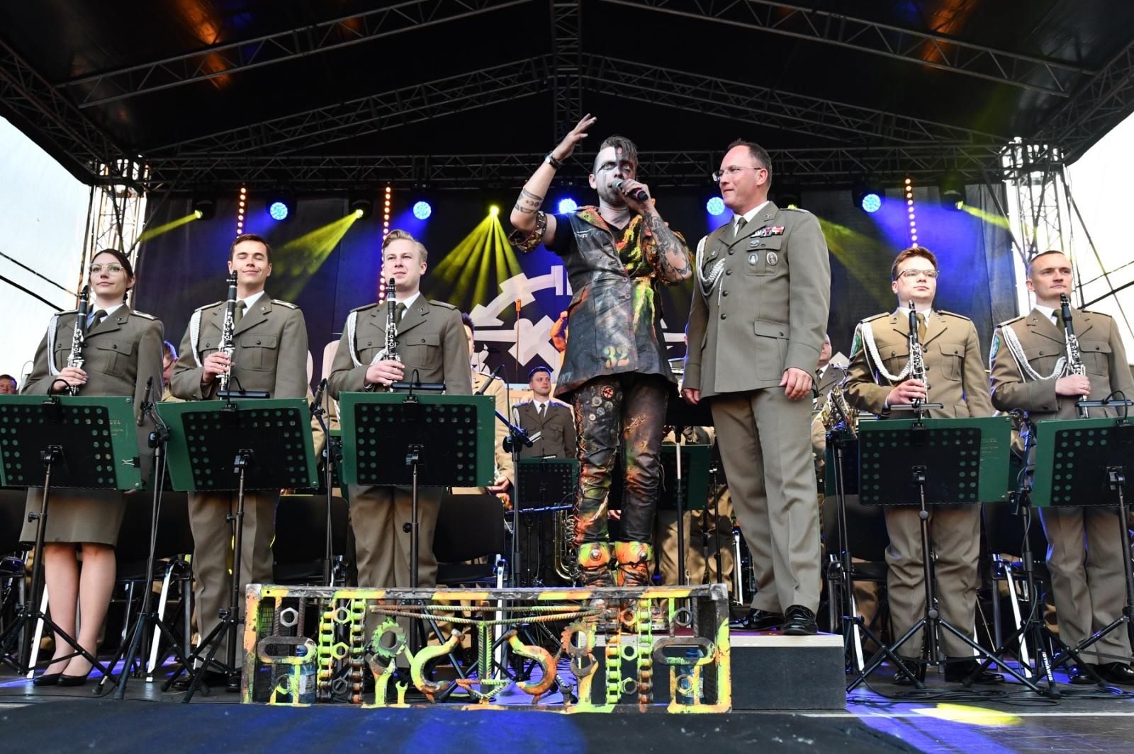 Zdjęcie w galerii na portalu naszraciborz.pl: Obchody 34. rocznicy powstania Straży Granicznej w Śląskim Oddziale z Raciborza. Z metalowym brzmieniem w tle wiadomości z regionu