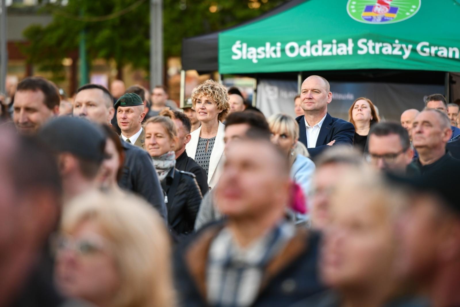 Zdjęcie w galerii na portalu naszraciborz.pl: Obchody 34. rocznicy powstania Straży Granicznej w Śląskim Oddziale z Raciborza. Z metalowym brzmieniem w tle wiadomości z regionu