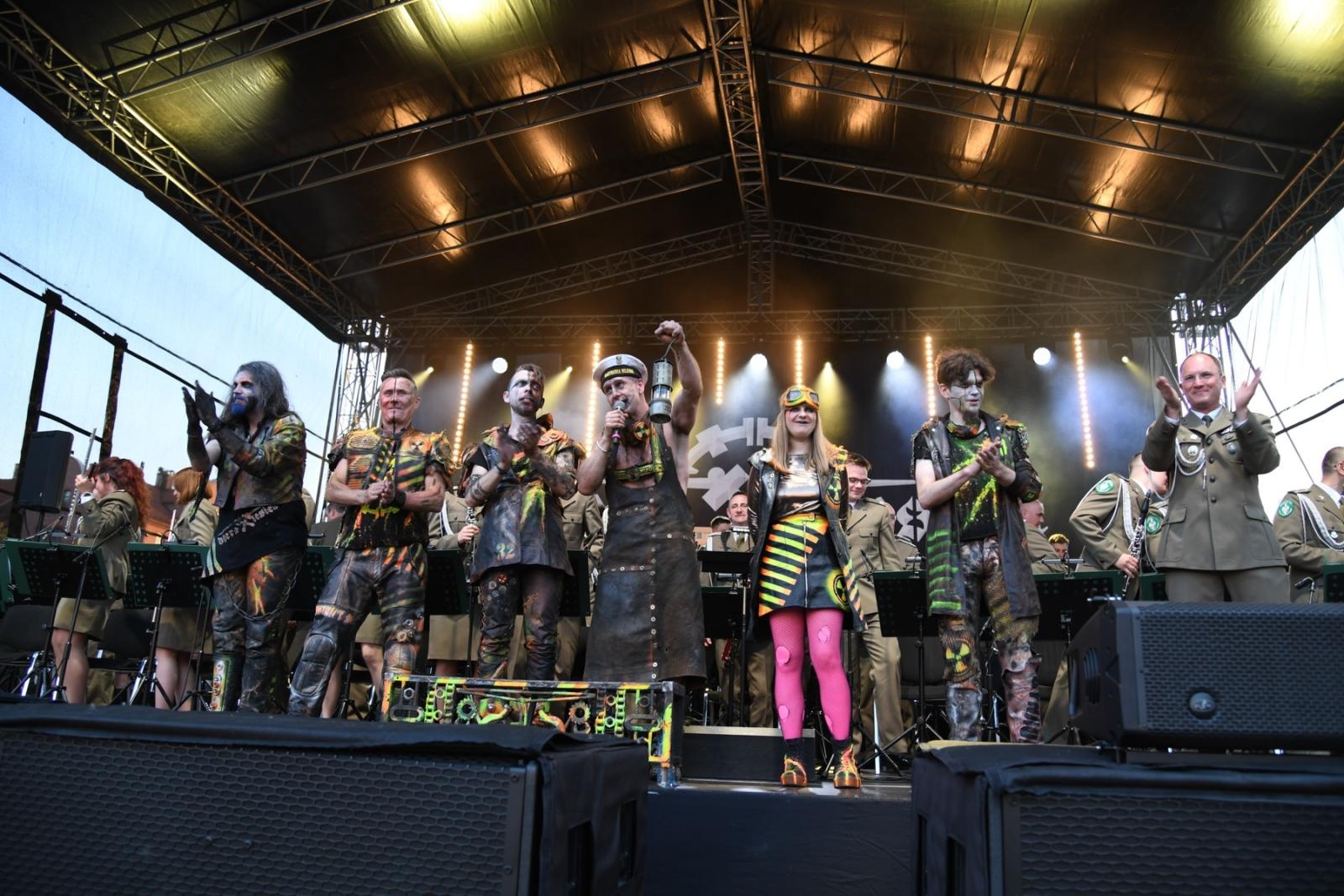 Zdjęcie w galerii na portalu naszraciborz.pl: Obchody 34. rocznicy powstania Straży Granicznej w Śląskim Oddziale z Raciborza. Z metalowym brzmieniem w tle wiadomości z regionu