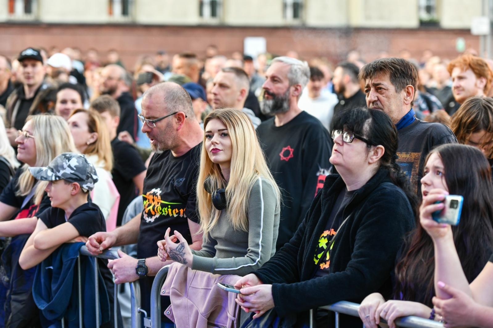 Zdjęcie w galerii na portalu naszraciborz.pl: Obchody 34. rocznicy powstania Straży Granicznej w Śląskim Oddziale z Raciborza. Z metalowym brzmieniem w tle wiadomości z regionu
