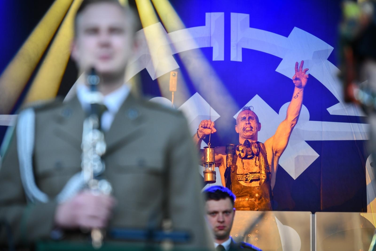 Zdjęcie w galerii na portalu naszraciborz.pl: Obchody 34. rocznicy powstania Straży Granicznej w Śląskim Oddziale z Raciborza. Z metalowym brzmieniem w tle wiadomości z regionu