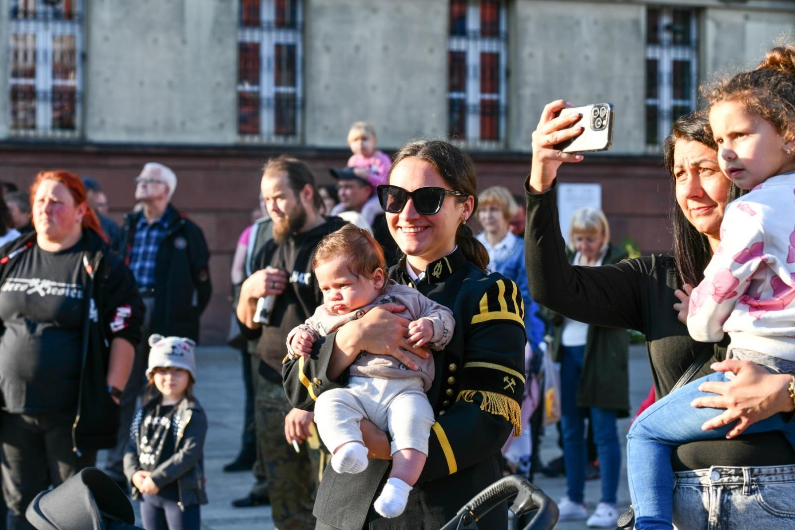 Zdjęcie w galerii na portalu naszraciborz.pl: Obchody 34. rocznicy powstania Straży Granicznej w Śląskim Oddziale z Raciborza. Z metalowym brzmieniem w tle wiadomości z regionu