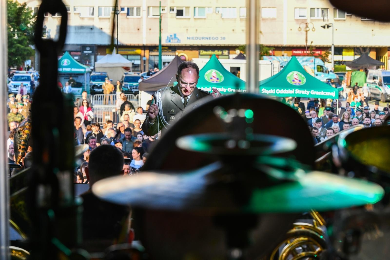 Zdjęcie w galerii na portalu naszraciborz.pl: Obchody 34. rocznicy powstania Straży Granicznej w Śląskim Oddziale z Raciborza. Z metalowym brzmieniem w tle wiadomości z regionu