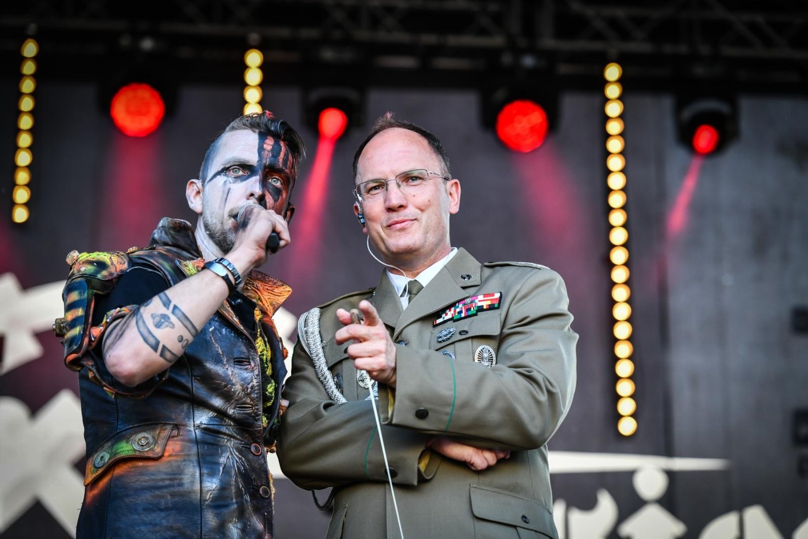 Zdjęcie w galerii na portalu naszraciborz.pl: Obchody 34. rocznicy powstania Straży Granicznej w Śląskim Oddziale z Raciborza. Z metalowym brzmieniem w tle wiadomości z regionu