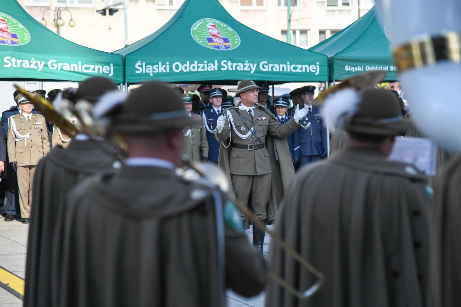 Zdjęcie w galerii na portalu naszraciborz.pl: Obchody 34. rocznicy powstania Straży Granicznej w Śląskim Oddziale z Raciborza. Z metalowym brzmieniem w tle wiadomości z regionu