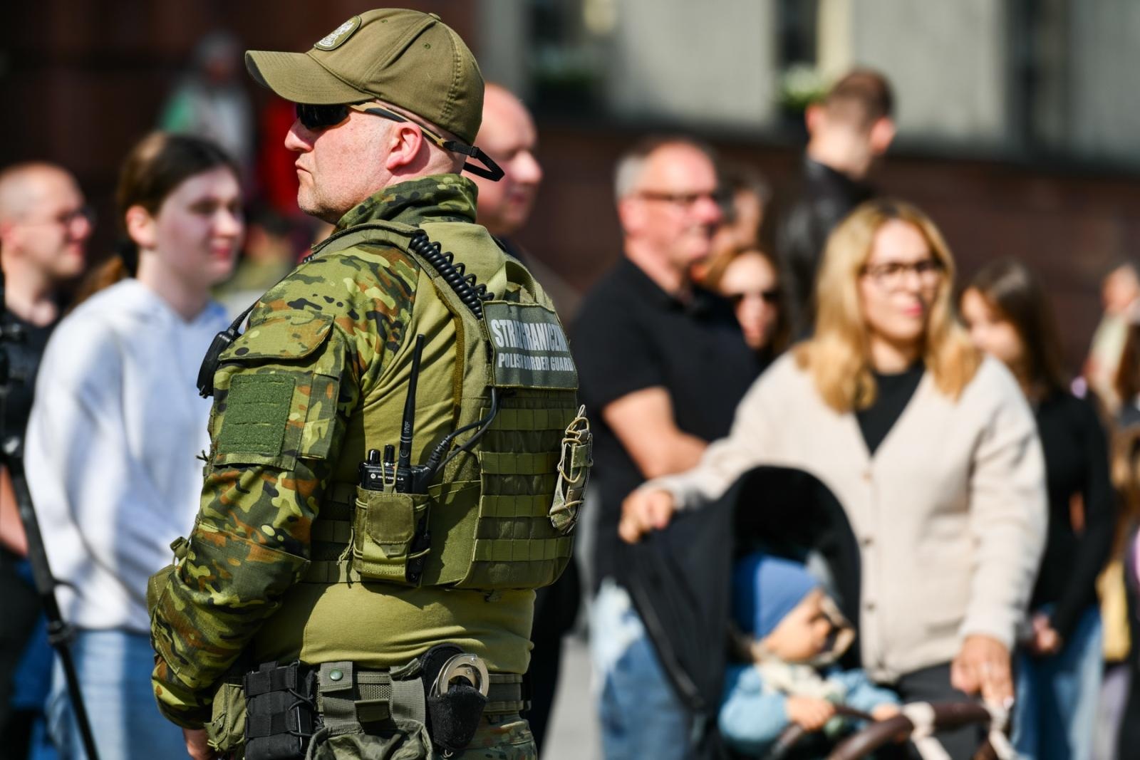 Zdjęcie w galerii na portalu naszraciborz.pl: Obchody 34. rocznicy powstania Straży Granicznej w Śląskim Oddziale z Raciborza. Z metalowym brzmieniem w tle wiadomości z regionu