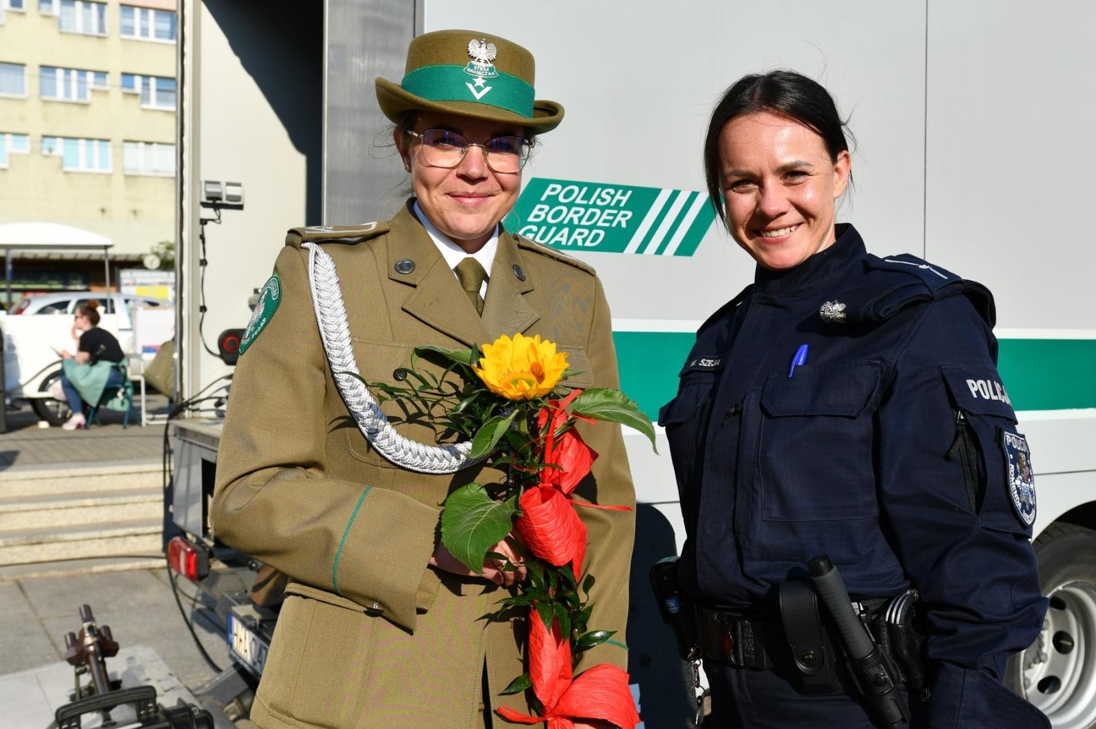 Zdjęcie w galerii na portalu naszraciborz.pl: Obchody 34. rocznicy powstania Straży Granicznej w Śląskim Oddziale z Raciborza. Z metalowym brzmieniem w tle wiadomości z regionu
