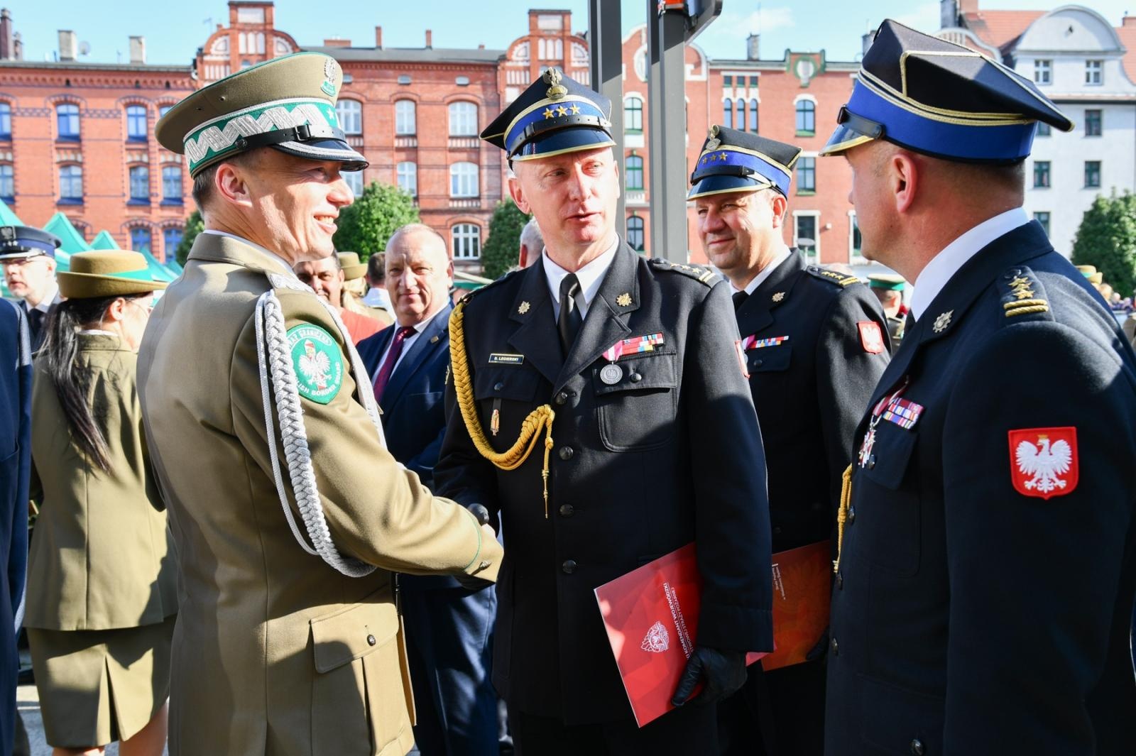 Zdjęcie w galerii na portalu naszraciborz.pl: Obchody 34. rocznicy powstania Straży Granicznej w Śląskim Oddziale z Raciborza. Z metalowym brzmieniem w tle wiadomości z regionu