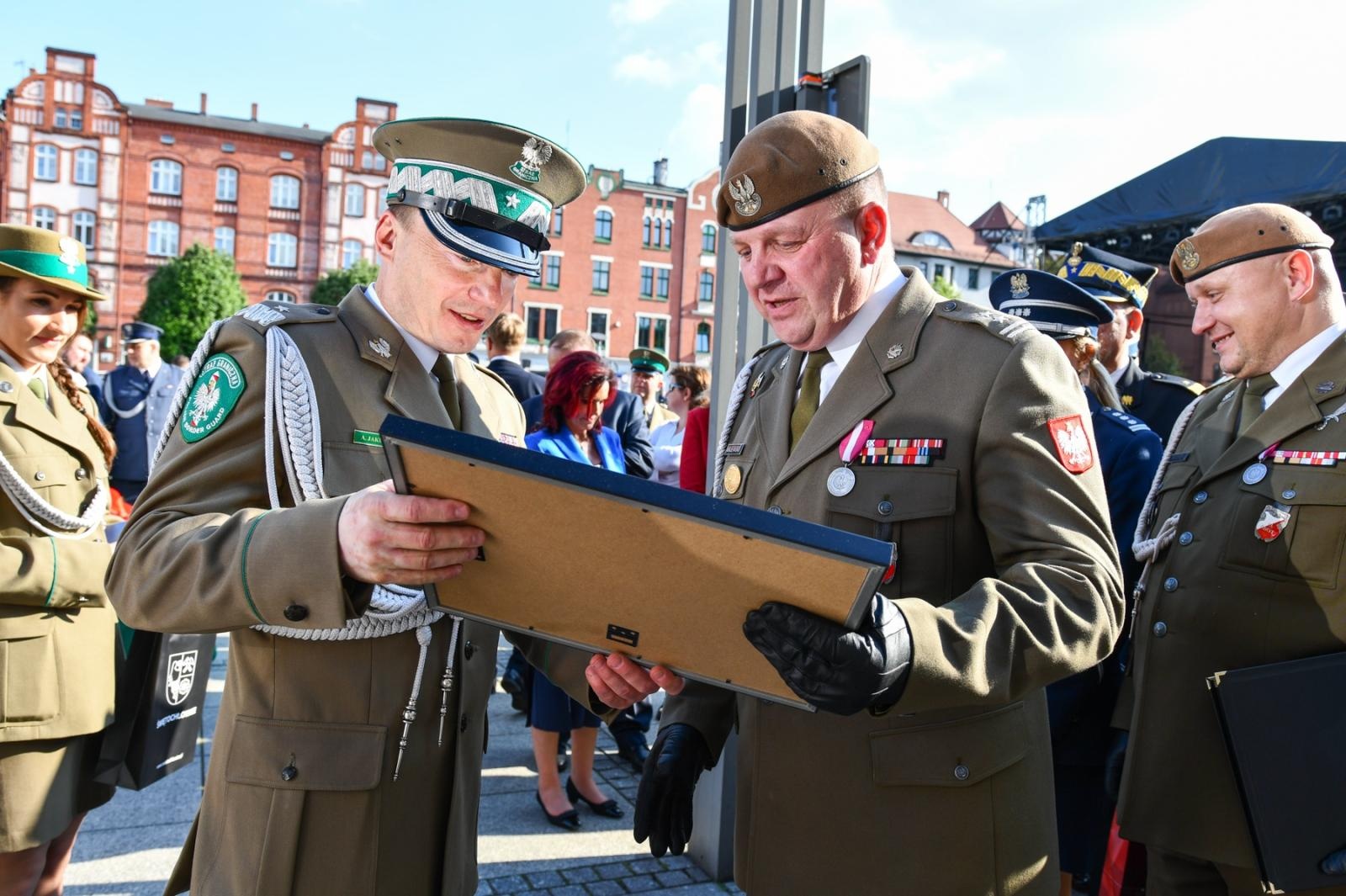 Zdjęcie w galerii na portalu naszraciborz.pl: Obchody 34. rocznicy powstania Straży Granicznej w Śląskim Oddziale z Raciborza. Z metalowym brzmieniem w tle wiadomości z regionu