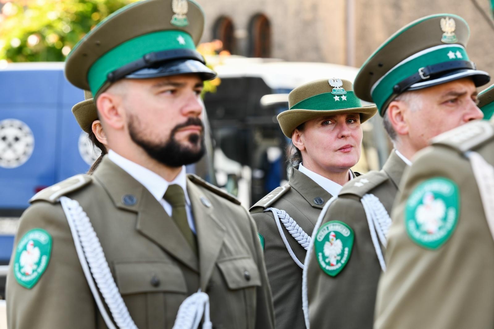 Zdjęcie w galerii na portalu naszraciborz.pl: Obchody 34. rocznicy powstania Straży Granicznej w Śląskim Oddziale z Raciborza. Z metalowym brzmieniem w tle wiadomości z regionu