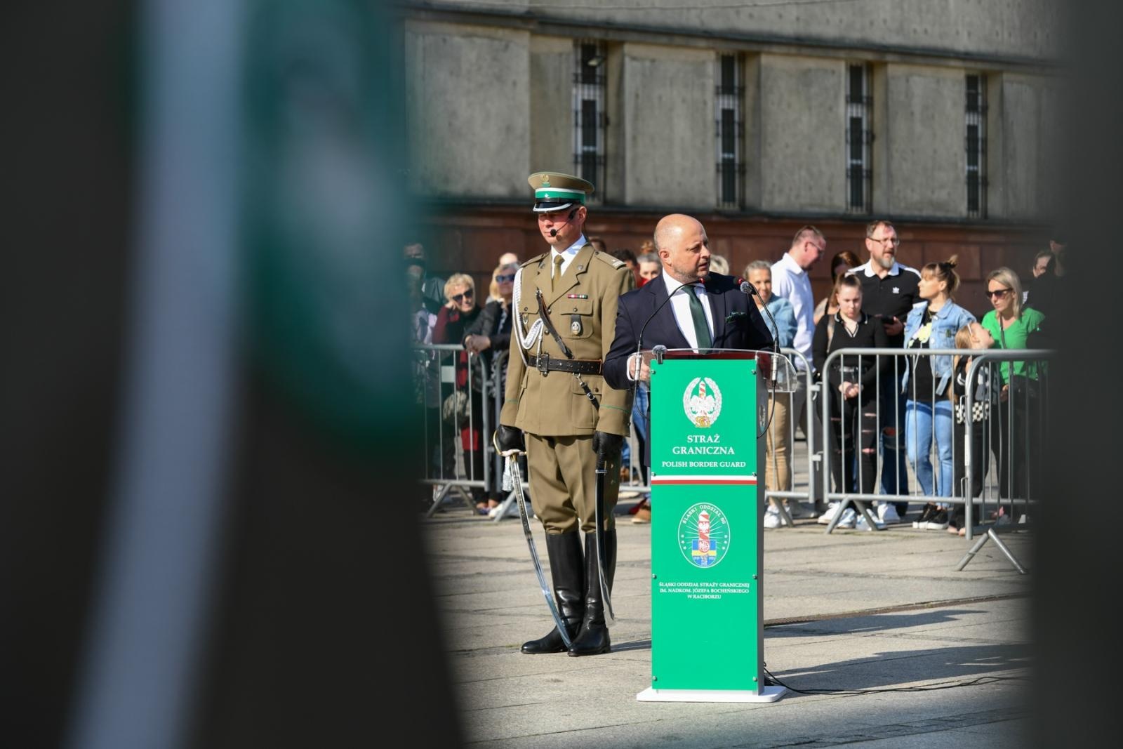 Zdjęcie w galerii na portalu naszraciborz.pl: Obchody 34. rocznicy powstania Straży Granicznej w Śląskim Oddziale z Raciborza. Z metalowym brzmieniem w tle wiadomości z regionu