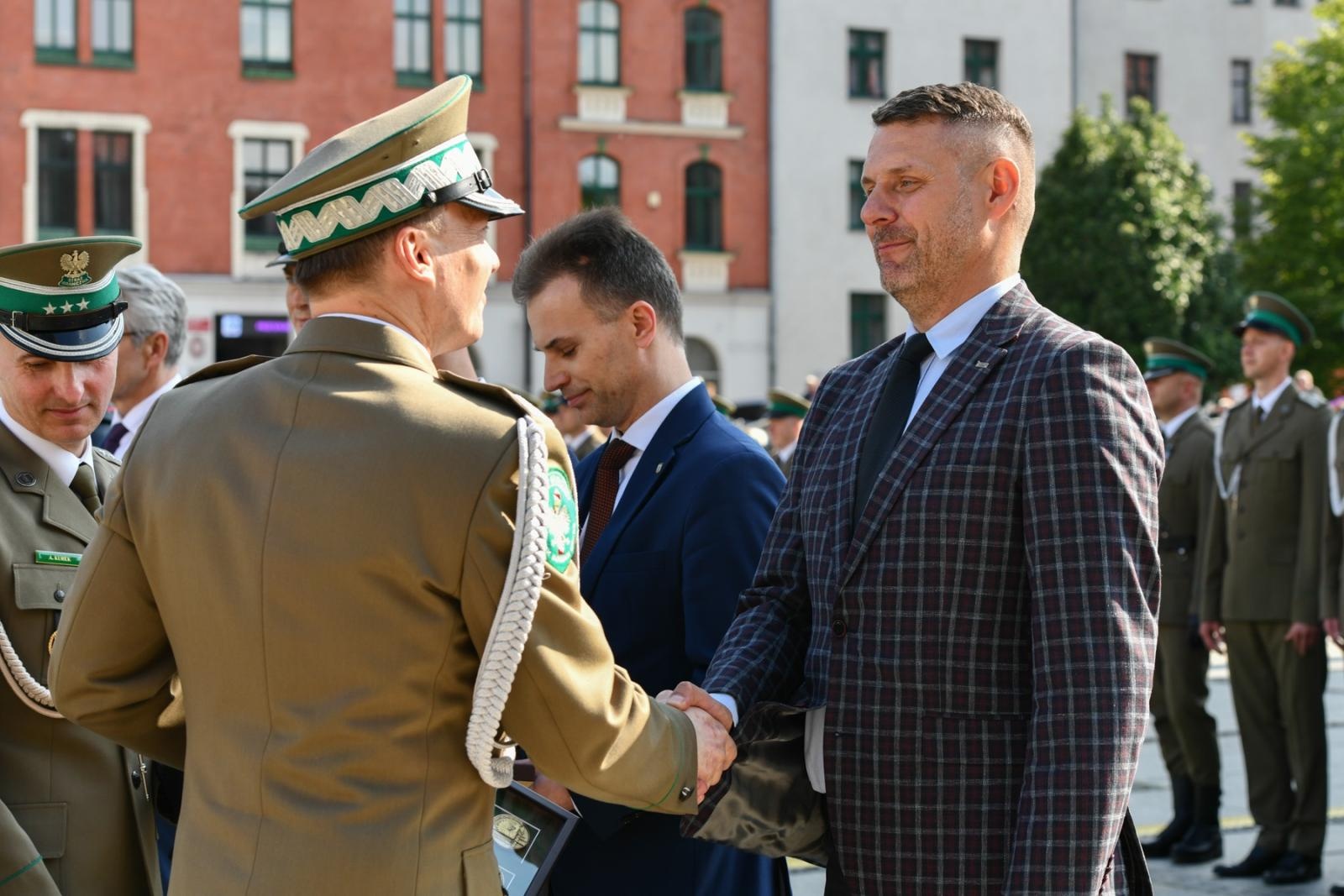 Zdjęcie w galerii na portalu naszraciborz.pl: Obchody 34. rocznicy powstania Straży Granicznej w Śląskim Oddziale z Raciborza. Z metalowym brzmieniem w tle wiadomości z regionu