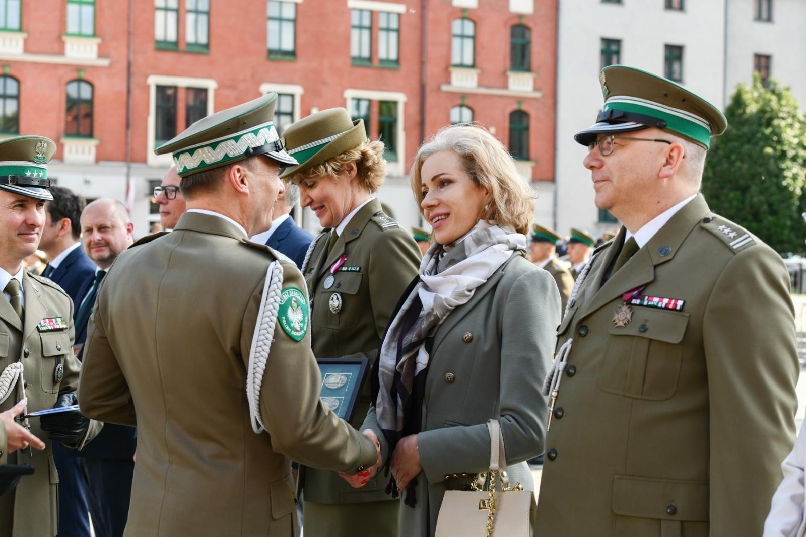 Zdjęcie w galerii na portalu naszraciborz.pl: Obchody 34. rocznicy powstania Straży Granicznej w Śląskim Oddziale z Raciborza. Z metalowym brzmieniem w tle wiadomości z regionu